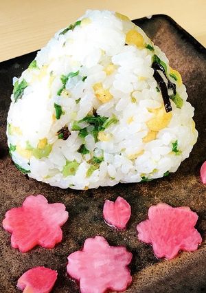 フキノトウの天ぷら風おにぎり-レシピのメイン写真
