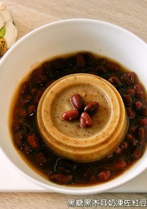 黑糖黑木耳奶凍佐紅豆湯．柯媽媽植物燕窩-レシピのメイン写真