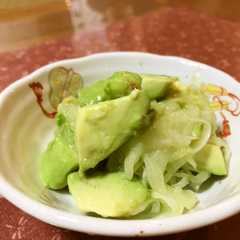 A picture of アボカドと玉ねぎのすし酢和え.