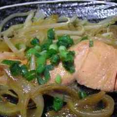 รูปของ 鮭のピリ辛味噌煮