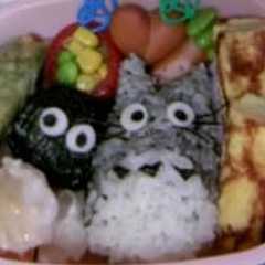 รูปของ キャラ弁　トトロとまっくろくろすけ