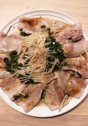 (簡単)レンジで豚バラえのき豆苗蒸し-レシピのメイン写真