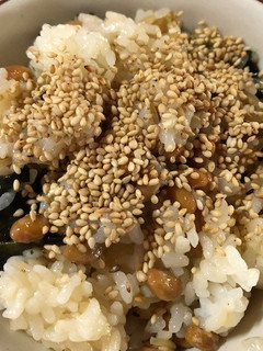 納豆と中華春雨のご飯(ワカメ入り)-レシピのメイン写真