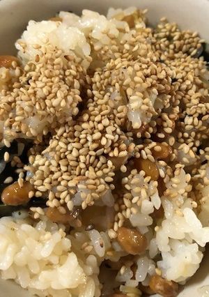納豆と中華春雨のご飯（ワカメ入り）-レシピのメイン写真