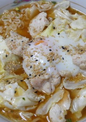 鶏肉とキャベツの温玉のせ ごま味ラーメン-レシピのメイン写真