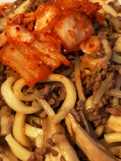 ひき肉焼きうどん♪キムチを乗せて-レシピのメイン写真