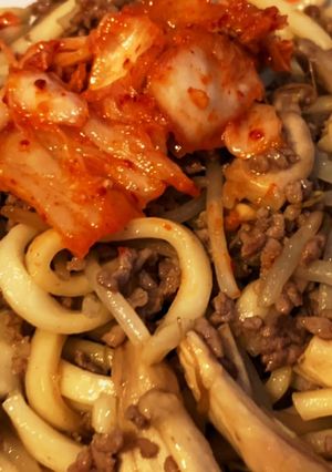 ひき肉焼きうどん♪キムチを乗せて-レシピのメイン写真