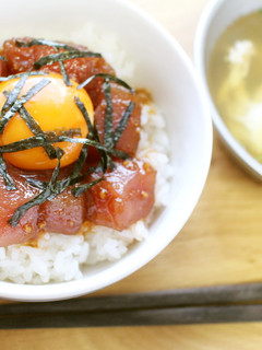 混ぜるだけ!焼肉のタレでユッケ風マグロ丼-レシピのメイン写真