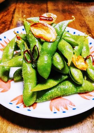 枝豆とニンニクと唐辛子蒸し焼き-レシピのメイン写真