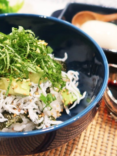 しらすとアボカドの最強コンビ丼♪-レシピのメイン写真