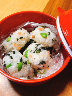 枝豆とワカメの鮭おにぎり-レシピのメイン写真