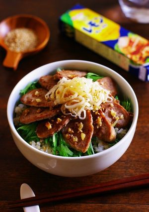 レモンペーストdeねぎと水菜の豚ヒレ丼-レシピのメイン写真