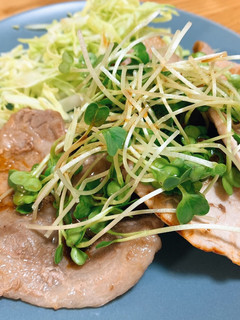 豚肉のソテー　with かいわれ大根-レシピのメイン写真