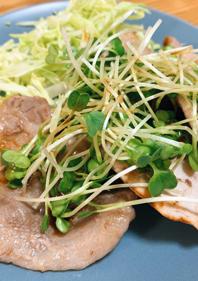 豚肉のソテー　with かいわれ大根-レシピのメイン写真