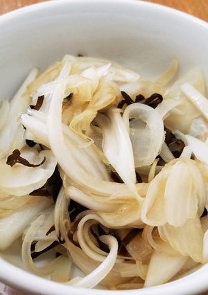 旬！新玉ねぎの塩こんぶ和え-レシピのメイン写真