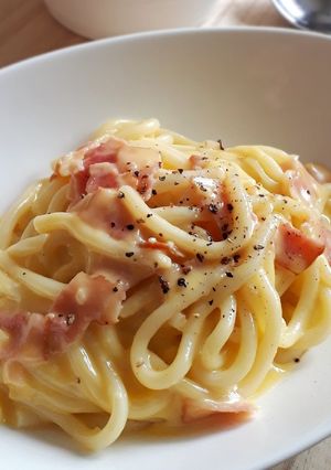 簡単ランチ♪全卵でうどんカルボナーラ-レシピのメイン写真