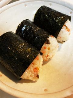 キューちゃんと鮭フレークのおにぎり-レシピのメイン写真