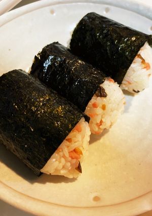 キューちゃんと鮭フレークのおにぎり-レシピのメイン写真