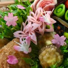 A picture of 簡単】キャラ弁 ピンクチップ 蝶・桜.