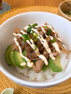 生姜焼きとアボカドの丼-レシピのメイン写真