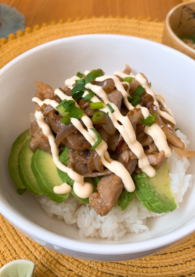 生姜焼きとアボカドの丼-レシピのメイン写真