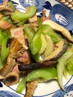 椎茸とセロリとベーコンのチーズ炒め-レシピのメイン写真