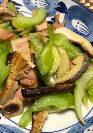 椎茸とセロリとベーコンのチーズ炒め-レシピのメイン写真