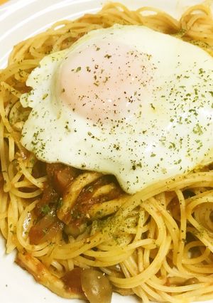 半熟目玉焼トッピングのトマトソースパスタ-レシピのメイン写真