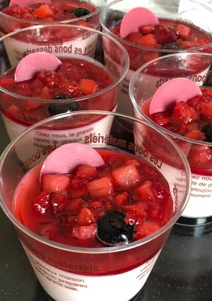 苺ヨーグルト ムース☆ベリーソースかけ-レシピのメイン写真