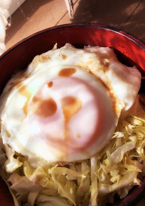 簡単☆キャベツたっぷりの目玉焼丼-レシピのメイン写真