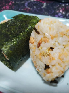 塩こんぶさんと鮭フレークごま香るおにぎり-レシピのメイン写真