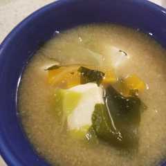 รูปของ お手軽☆お好みの野菜でほっこりお味噌汁♬