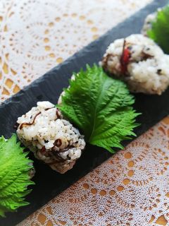 塩昆布と黒ごまの梅風味お握り♪-レシピのメイン写真