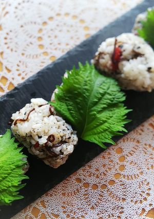 塩昆布と黒ごまの梅風味お握り♪-レシピのメイン写真