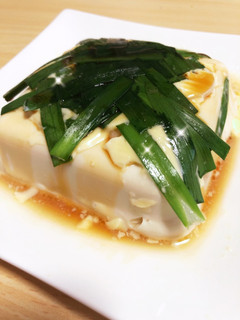 胃袋掴め!レンジでマヨにんにくニラ温豆腐-レシピのメイン写真