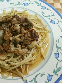 麺つゆもやし炒め♪豚こま焼き肉のっけ-レシピのメイン写真