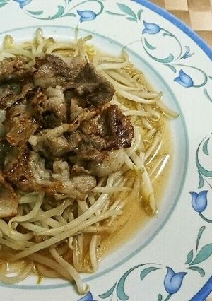 麺つゆもやし炒め♪豚こま焼き肉のっけ-レシピのメイン写真