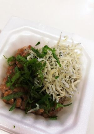 納豆にオリーブオイル、しらすと大葉のせ。-レシピのメイン写真
