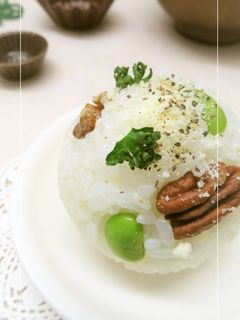 枝豆とナッツのふんわりおむすび ~異国風-レシピのメイン写真