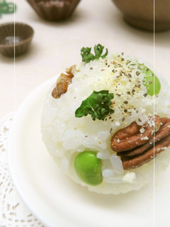 枝豆とナッツのふんわりおむすび ~異国風-レシピのメイン写真