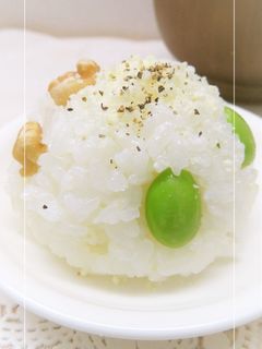 枝豆と胡桃のふんわりおむすび ~異国風-レシピのメイン写真