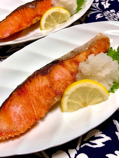 甘塩鮭に大根おろしとレモンを添えて☆-レシピのメイン写真