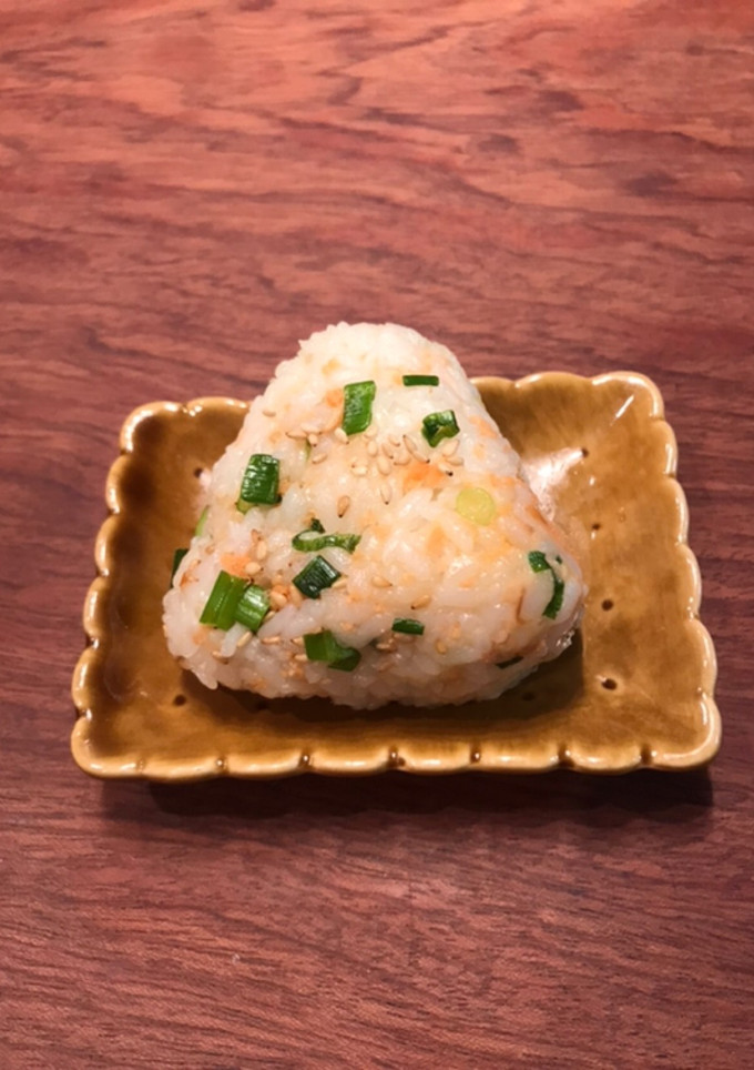 スモークチーズと青ネギと鮭のおにぎり-レシピのメイン写真