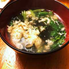 A picture of 焼き海苔と法蓮草のかき玉汁.