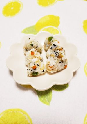 離乳食☆しらすと刻み野菜のおにぎり-レシピのメイン写真