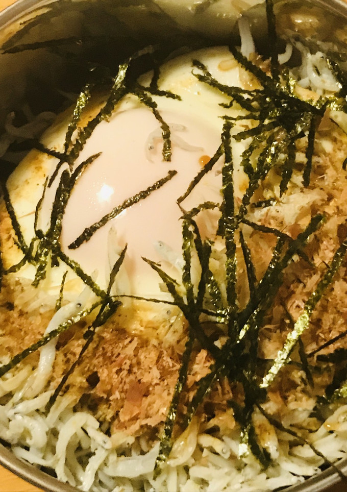 丼弁当●半熟目玉焼きプラスのしらす丼-レシピのメイン写真