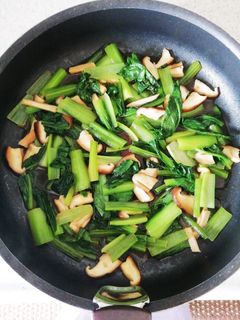 小松菜としいたけのバターめんつゆ炒め-レシピのメイン写真