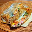 チーズ入りオムレツのホットサンド