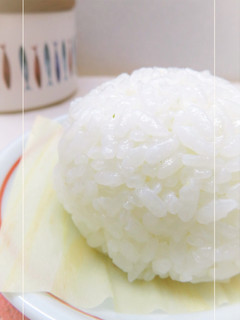 ふんわり塩むすび。~めかぶ入り塩使用-レシピのメイン写真