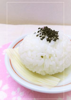 ふんわりごま塩むすび。～めかぶ入り塩使用-レシピのメイン写真